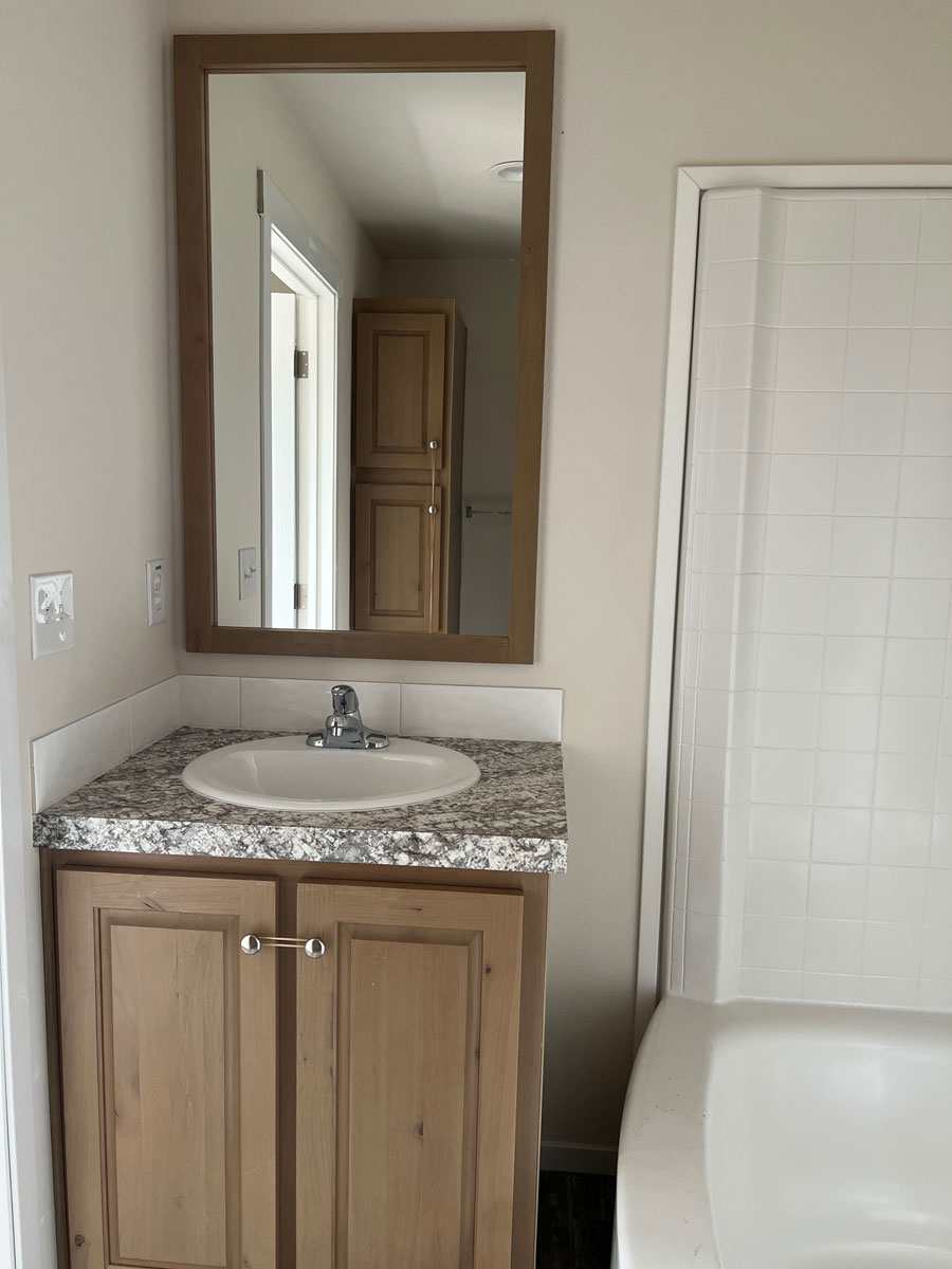 Nice oval soaking tub in the one-bath Fleetwood Broadmore 14482B