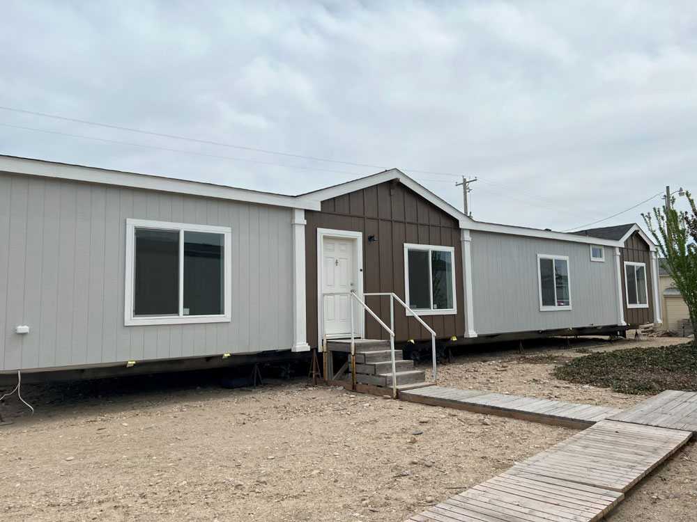 Front accent areas on the Fleetwood Bruneau 28683N mobile home