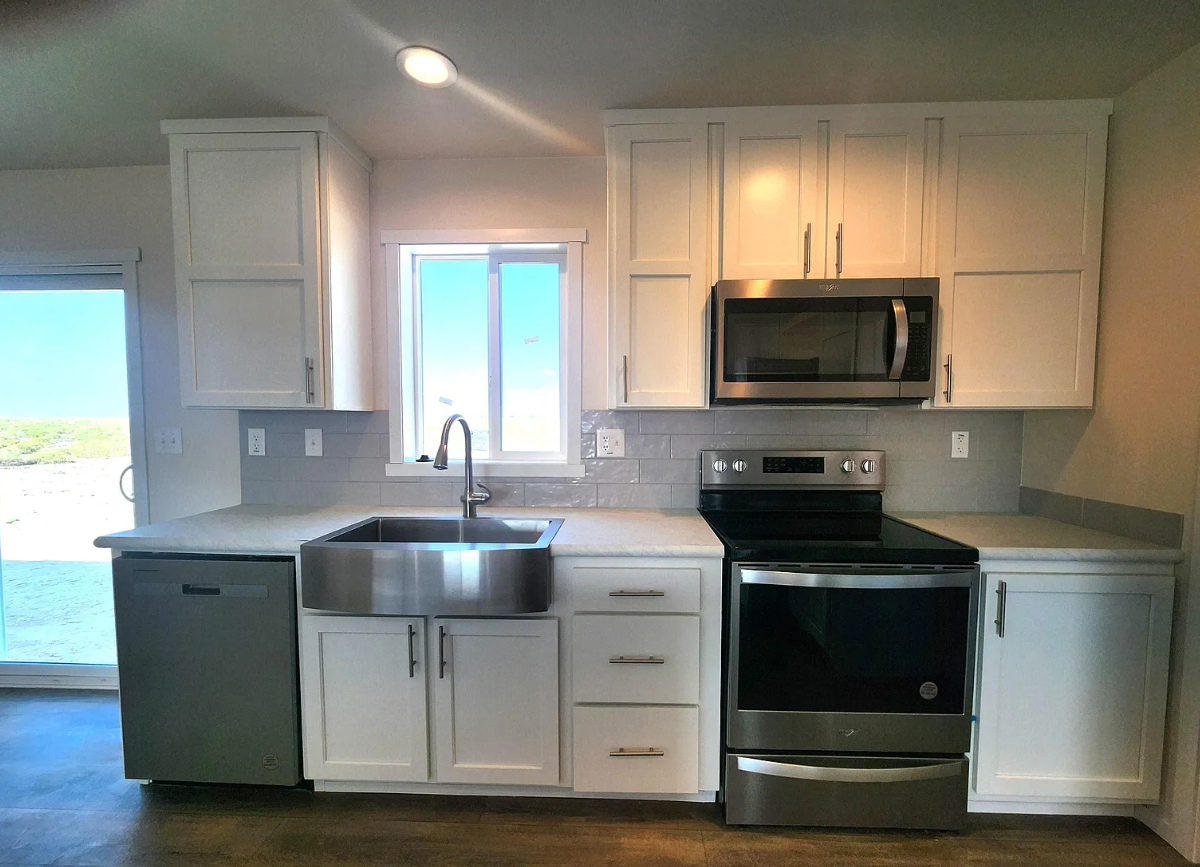 Farmhouse sink and modern appliances in the Rocky Mountain 28683B
