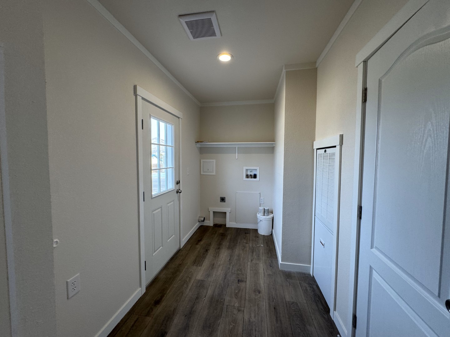 Fleetwood custom home utility laundry room